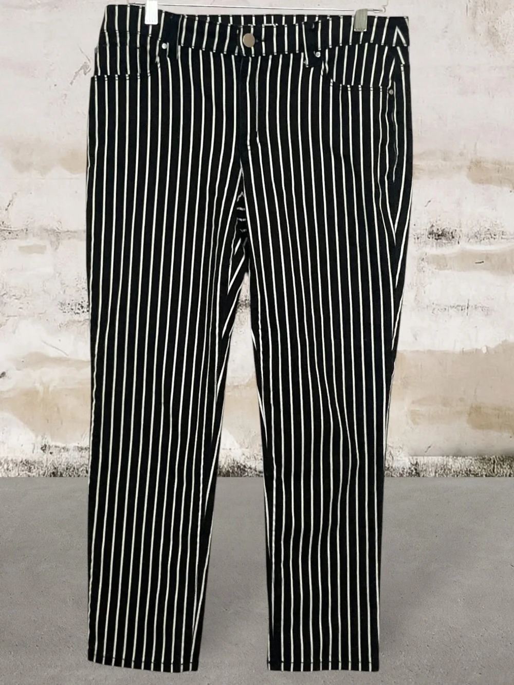 Chico’s Platinum Black and White Striped Denim Ankle Jeans Size .5 Reg 6 - Picture 2 of 12
